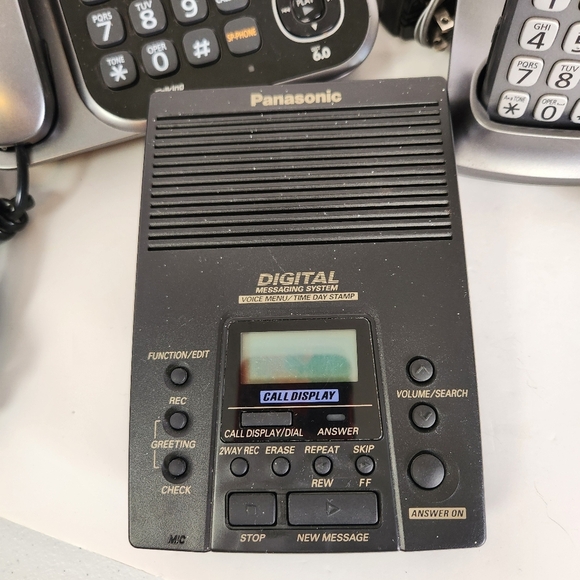 Panasonic KC-TG5562C Cordless Phone System Handheld Landline Digital 4 Handset - Picture 4 of 7